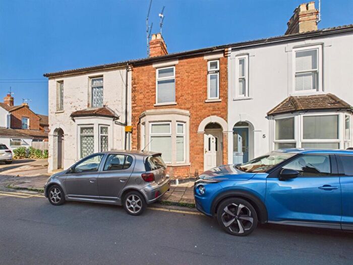 3 Bedroom Terraced House For Sale In Queens Park, Aylesbury, Buckinghamshire, HP21