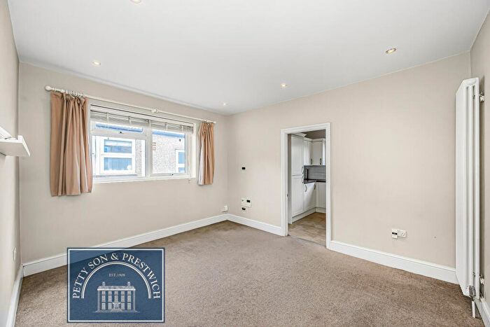 2 Bedroom Maisonette To Rent In Peel Road, South Woodford, E18