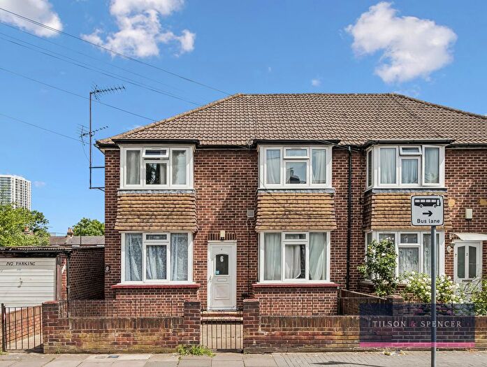 2 Bedroom Maisonette For Sale In Cunningham Road, London, N15