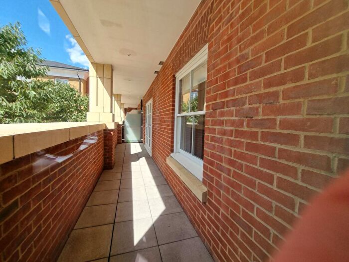 2 Bedroom Flat For Sale In Hurley Court, High Road, North Finchley, Barnet, London, N12