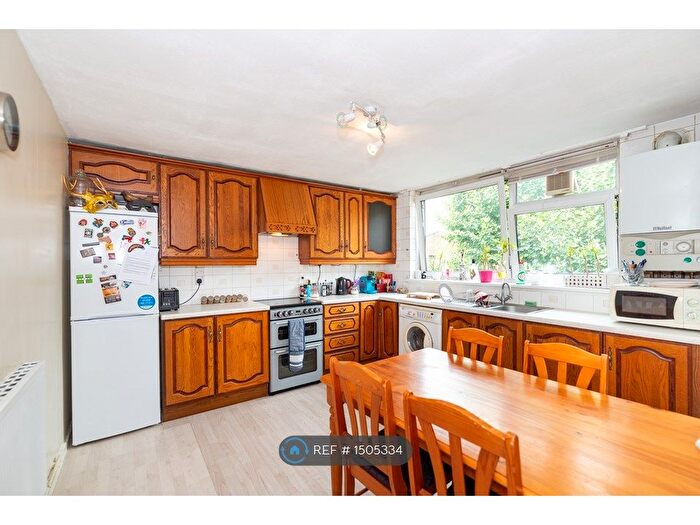 3 Bedroom Flat To Rent In Tooting, London, SW17