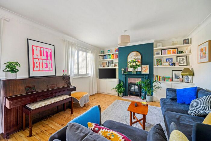 3 Bedroom Flat For Sale In Lonsdale Road, London, SW13