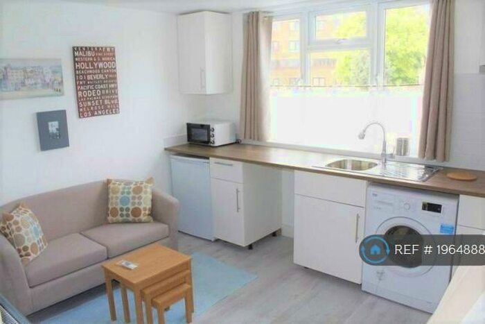 Studio To Rent In Wood Green, London, N22