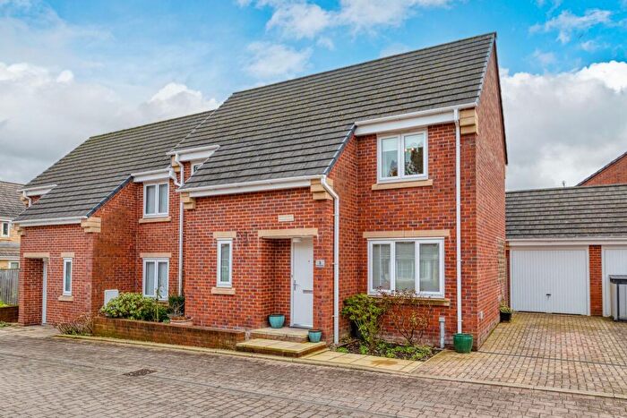 3 Bedroom Semi-Detached House For Sale In Birchenlee, Hyde, SK14