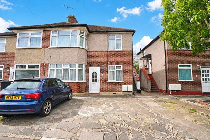 2 Bedroom Maisonette To Rent In Walden Way, Ilford, IG6