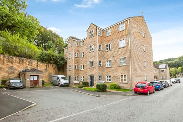 2 Bedroom Flat For Sale In Mill Stream Drive, Luddendenfoot, Halifax, West Yorkshire, HX2