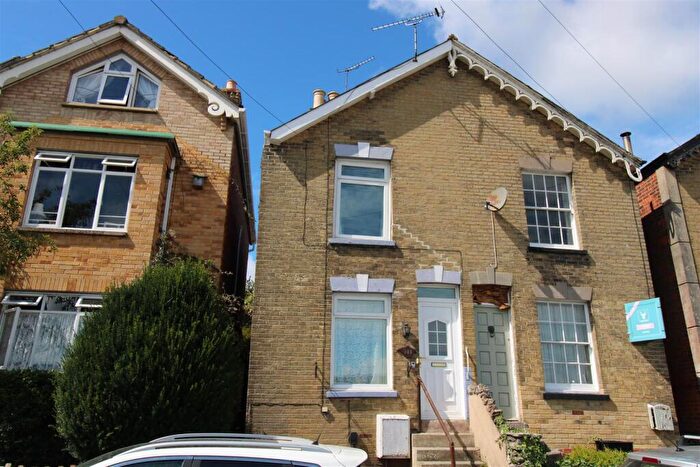 2 Bedroom House For Sale In Arctic Road, Cowes, PO31