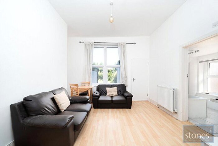 3 Bedroom Apartment To Rent In High Road, London, N20
