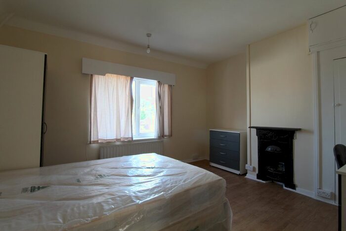 6 Bedroom Semi-Detached House To Rent In Downing Avenue, Guildford, GU2