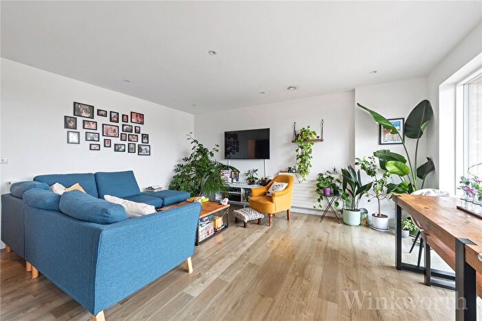 2 Bedroom Flat To Rent In Adenmore Road, London, SE6