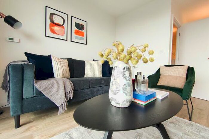 2 Bedroom Flat To Rent In Lakeside Drive, Park Royal, London NW10