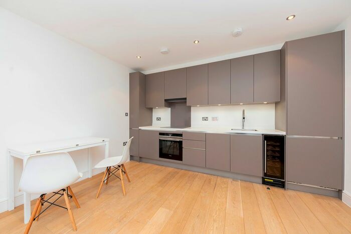 1 Bedroom Flat To Rent In Triangle Place, SW4