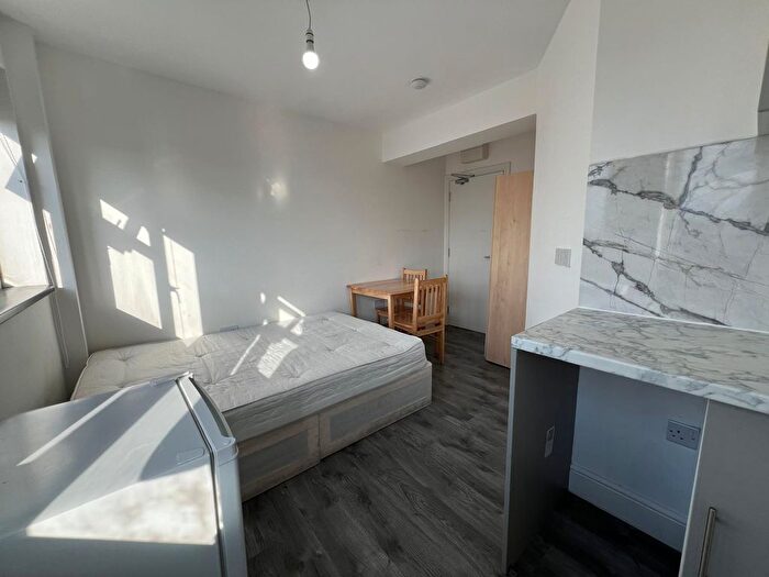 Studio To Rent In High Road, IG1