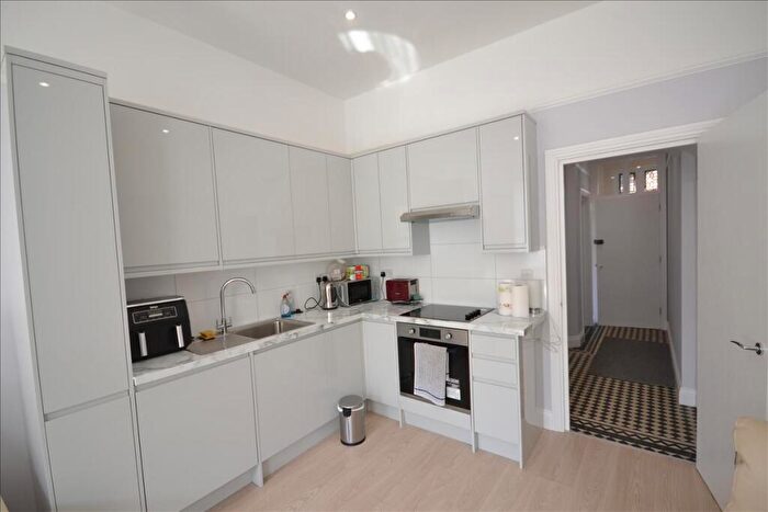 2 Bedroom Flat To Rent In Grove Road, London, NW2