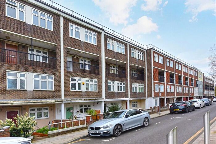 3 Bedroom Flat To Rent In Pennyfields, London, E14