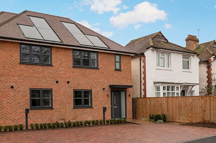 3 Bedroom Semi-Detached House For Sale In Old Esher Road, Hersham, KT12