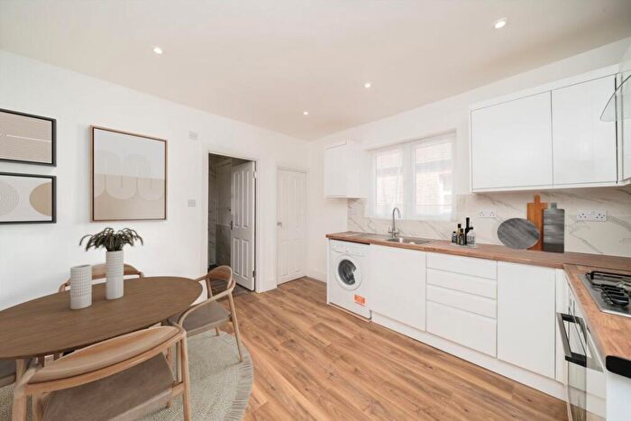 2 Bedroom Maisonette For Sale In Bruce Road, Tooting, CR4