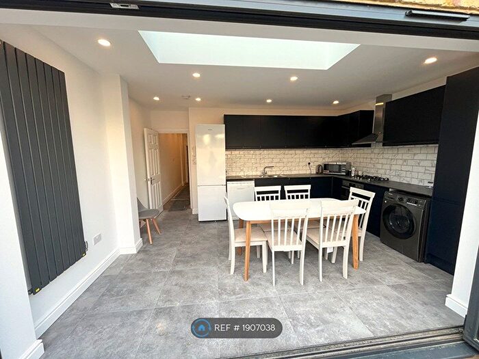 3 Bedroom Flat To Rent In Norroy Road, London, SW15