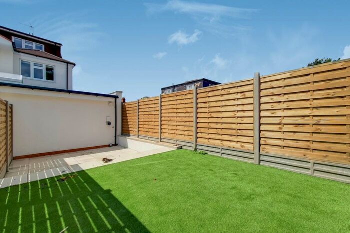 3 Bedroom Apartment To Rent In The Drive, Golders Green, NW11