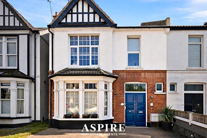 2 Bedroom Flat For Sale In Cotswold Road, Westcliff-On-Sea, SS0