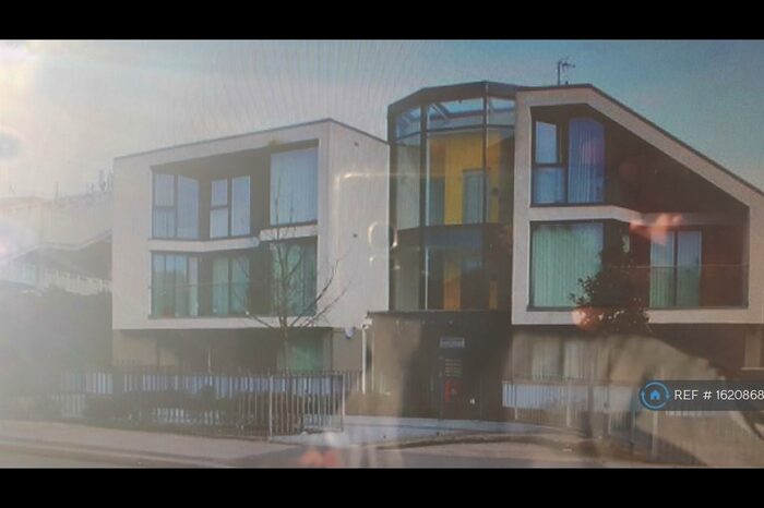 2 Bedroom Flat To Rent In Apollo Court, Edgware, HA8