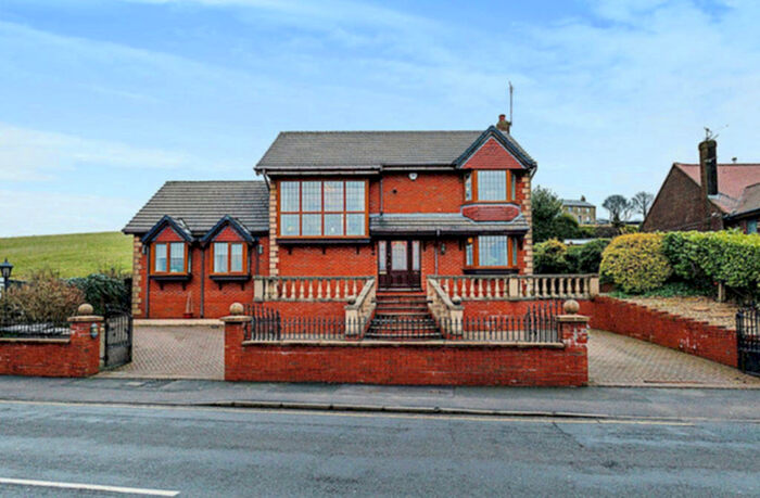 4 Bedroom Detached House For Sale In Hollingworth Road, Rochdale, OL15