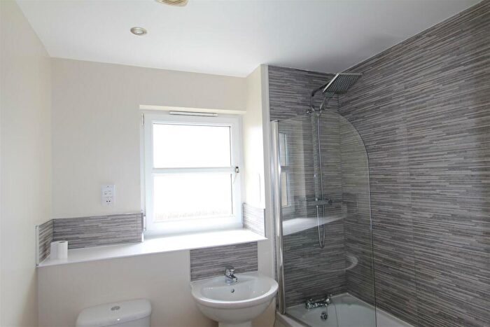2 Bedroom Flat To Rent In Springhill Brae, Crossgates, Dunfermline, KY4