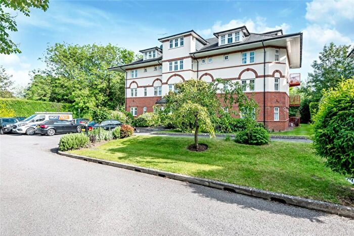 2 Bedroom Flat For Sale In Claremont Avenue, Woking, Surrey, GU22