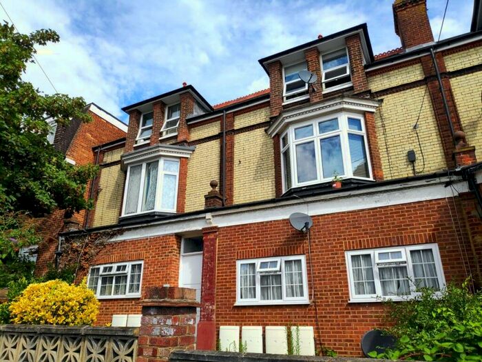 1 Bedroom Apartment To Rent In - Station Approach West, Redhill, RH1