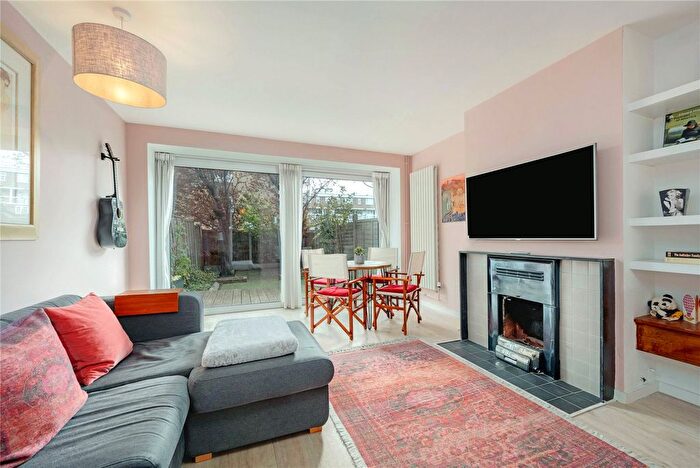 2 Bedroom Maisonette For Sale In Clarkson Street, London, E2