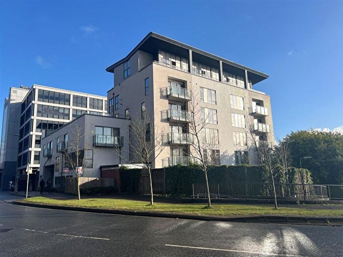 2 Bedroom Flat For Sale In Alencon Link, Basingstoke, Hampshire, RG21