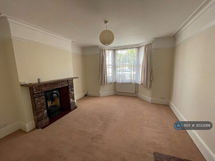 1 Bedroom Flat To Rent In Curzon Road, Maidstone, ME14