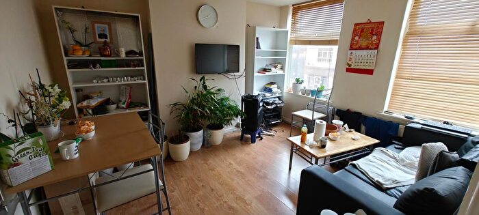 2 Bedroom Flat For Sale In Chase Side, Southgate, N14