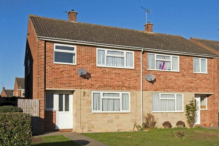 3 Bedroom Semi-Detached House To Rent In St. Annes Close, Bicester, OX26