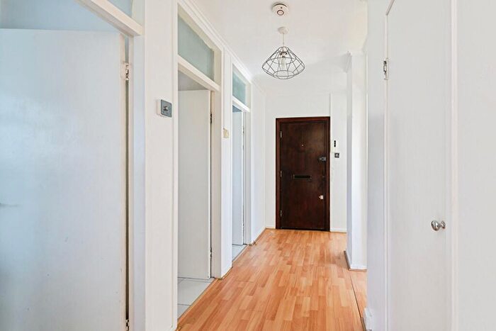 2 Bedroom Flat For Sale In Kingsdown Avenue, South Croydon, Surrey, CR2