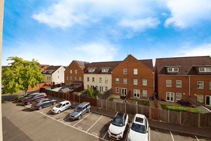2 Bedroom Flat For Sale In Cambridge Close, Barnet, Hertfordshire, EN4