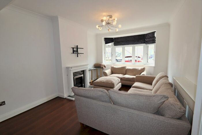 3 Bedroom Semi-Detached House To Rent In Rosedale Road, Romford, RM1