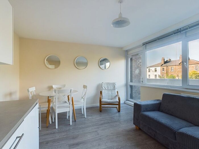 4 Bedroom Flat To Rent In Portland Grove, South Lambeth, SW8