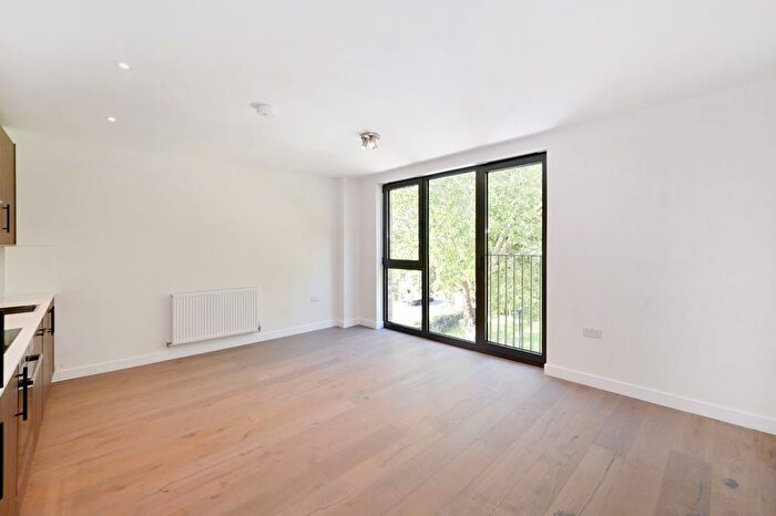 2 Bedroom Flat To Rent In Parkview House, Green Lanes, N8