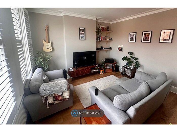 2 Bedroom Flat To Rent In Heathfield North, Twickenham, TW2