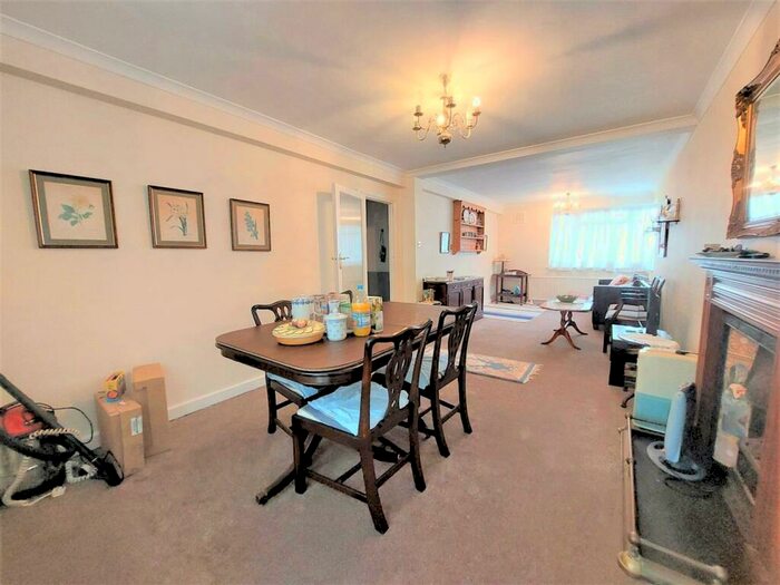 2 Bedroom Flat To Rent In Beech Lawns, North Finchley, N12