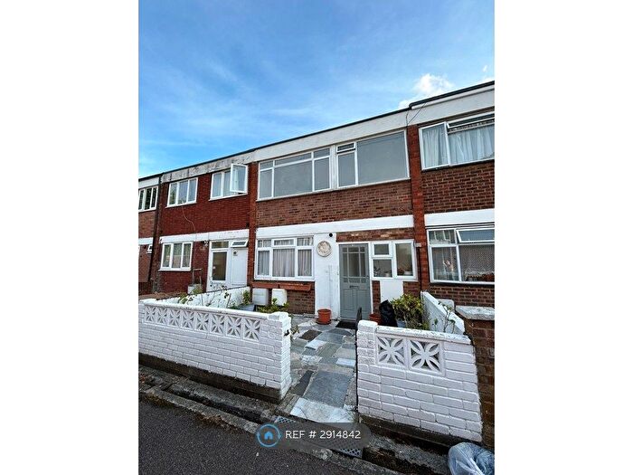 2 Bedroom Flat To Rent In Swanwick Close, London, SW15