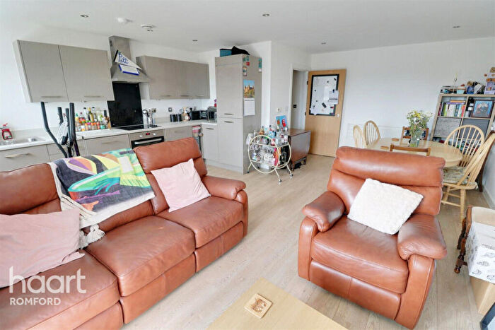 2 Bedroom Apartment To Rent In Cathedral Court - Romford -, RM7
