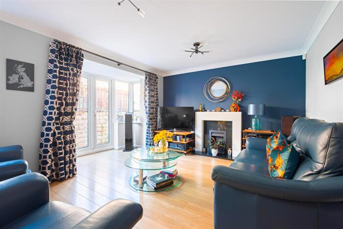 4 Bedroom Detached House For Sale In Wyvern Avenue, Huddersfield, HD3