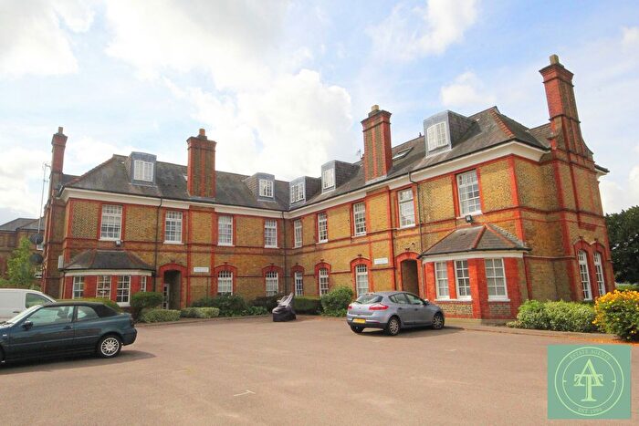 2 Bedroom Flat For Sale In Treves Close, Winchmore Hill, London, N21