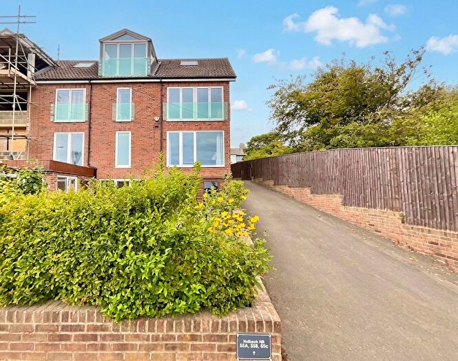 2 Bedroom Flat For Sale In Holbeck Hill, Scarborough, YO11