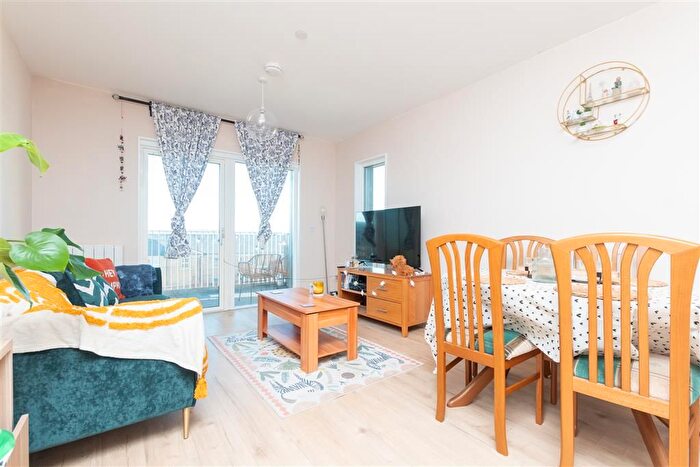 2 Bedroom Flat For Sale In Khartoum Walk, Chatham, Kent, ME4