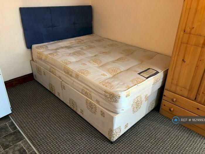 Studio To Rent In Pershore Road, Birmingham, B30