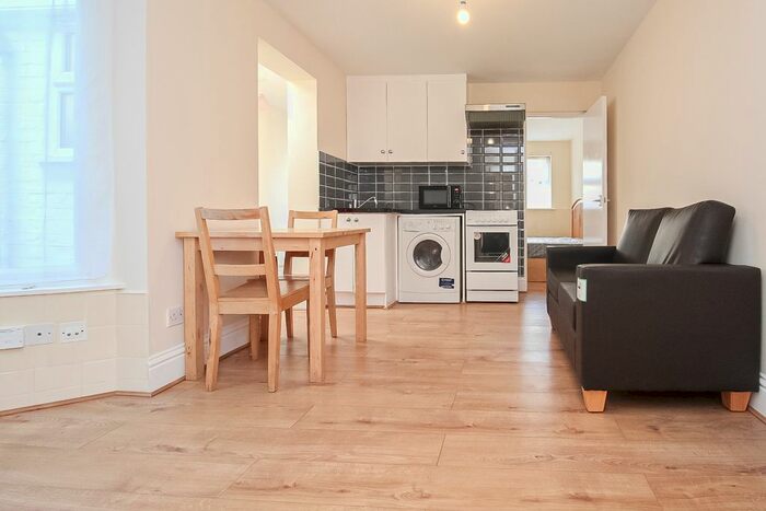 1 Bedroom Flat To Rent In Sydney Road, Turnpike Lane, N8