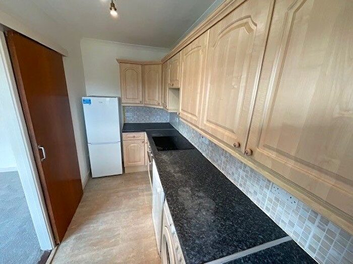 2 Bedroom Flat To Rent In Carters Close, Worcester Park, KT4